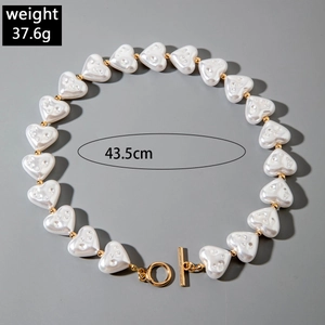 Detailed view of 43.5cm heart-shaped pearl necklace with gold OT buckle and 37.6g weight