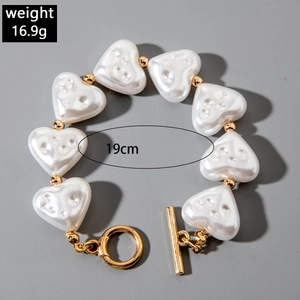 Detailed view of heart-shaped pearl bracelet with golden OT buckle and 19cm length