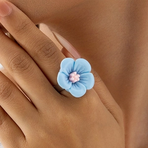 Détail d'une bague fleur de camélia bleu ciel 3D avec pistils roses sur anneau argent
