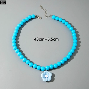 Collier de perles bleues avec pendentif fleur longueur 43cm et fermoir homard
