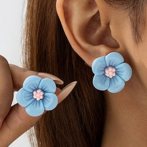 Boucles d'oreilles camélia bleu ciel avec centre rose pour un look de vacances