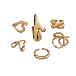 Ensemble de 6 bagues dorées avec formes cœur et motifs géométriques de lave
