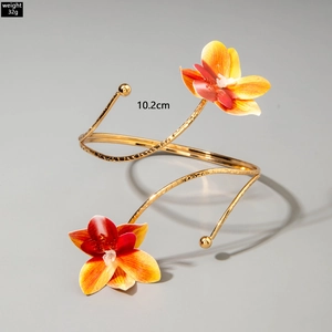 Detailansicht goldener Armreif mit 3D-Orchideen, Gewicht 32g und 10,2cm Innendurchmesser
