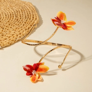 Details des goldenen Spiral-Armreifs mit Orchideen-Farbverlauf und Hammerschlag-Optik