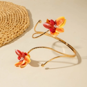 Goldener Spiral-Oberarmreif mit realistischen orangefarbenen Orchideenblüten Dekor