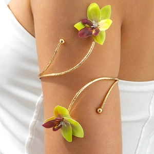 Goldener Oberarmreif mit 3D-Orchideen-Dekorationen und verstellbarem offenem Spiraldesign