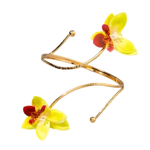 Goldener Spiral-Armreif mit detaillierten gelben 3D-Orchideen auf weißem Hintergrund
