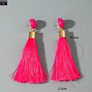 Détail des boucles d'oreilles à pompons en raphia rouge rose de 9,5 cm avec dimensions de taille