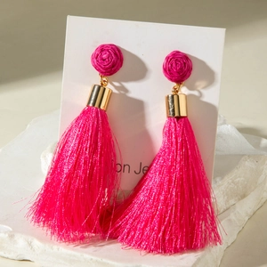 Boucles d'oreilles bohèmes rose fuchsia à longs pompons et fleurs de rose tissées