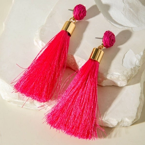 Boucles d'oreilles tendance à longs pompons en raphia magenta avec fleur sur pierre