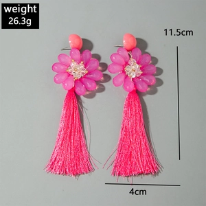 Détail de boucles d'oreilles à pompons en raphia rose avec pétales, poids 26,3g et 11,5cm de long