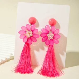Détails de boucles d'oreilles fleur rose fuchsia avec perles résine et longs pompons