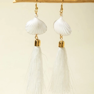 Détails des boucles d'oreilles bohèmes avec accents de coquillage et longues franges