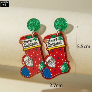 Détail de boucles d'oreilles chaussettes de Noël en acrylique avec texte festif
