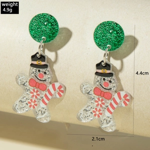 Vue détaillée des boucles d'oreilles bonhomme de pain d'épices pour Noël