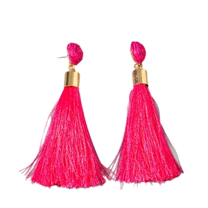 Boucles d'oreilles pendantes à pompons fuchsia et clou rose doré style tendance
