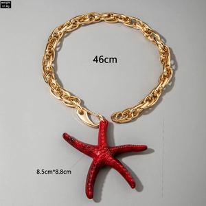 Grosse chaîne dorée avec pendentif étoile de mer en acrylique rouge et dimensions