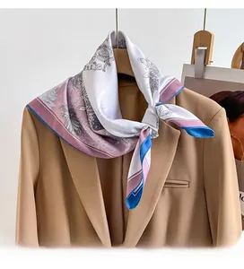 Détail du foulard en soie à fleurs noué sur le col d'un blazer de couleur kaki