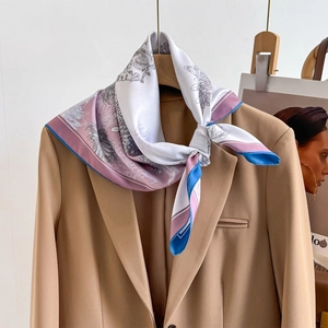 Carré de soie élégant à fleurs blanc et lavande porté avec un blazer kaki chic