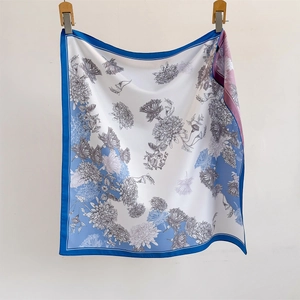 Carré de soie pour femme aux motifs de chrysanthèmes dessinés à la main bleu et blanc