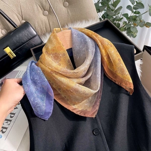 Sciarpa in chiffon di seta con stampa mandala gialla e blu abbinata a gilet nero