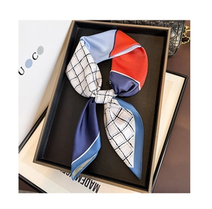 Vue détaillée du foulard en soie aux motifs géométriques bleu et orange