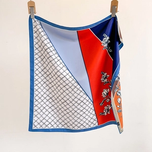 Carré de soie de 70 cm avec motifs floraux artistiques et patchwork géométrique élégant