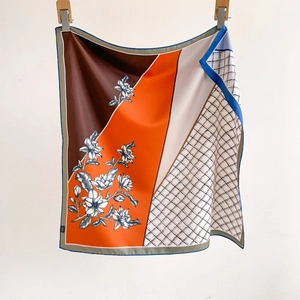 Carré de soie élégant 70cm avec imprimé floral magnolia et motifs géométriques orange