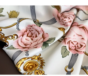 Gros plan du foulard en soie avec camélias, chaînes dorées, roses et perles de luxe
