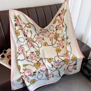 Carré de soie 90cm avec camélias, roses roses et chaînes dorées sur fond beige