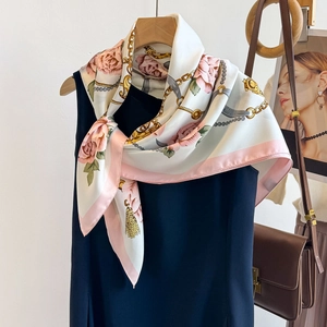 Foulard en soie 90cm avec motif camélia rose et chaîne dorée sur tissu blanc cassé soyeux