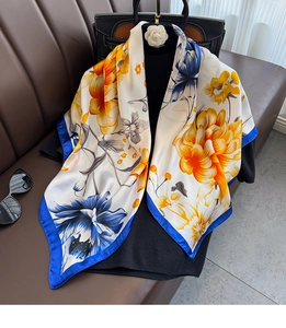 Texture détaillée d'un foulard en soie florale sur sac en cuir avec fini satiné et imprimé