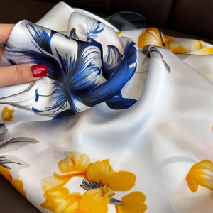 Foulard en satin à motifs floraux bleus et jaunes sur tissu en soie blanc perle pour femme