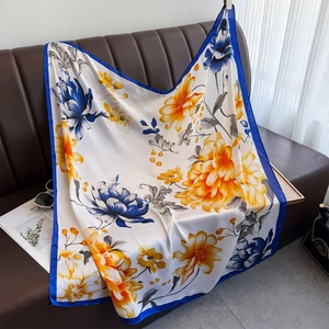 Carré de soie imprimé floral avec fleurs bleues et orange sur fond blanc élégant