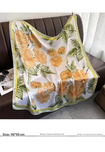 Détail du foulard carré en satin 90x90cm avec roses jaunes et bordure verte
