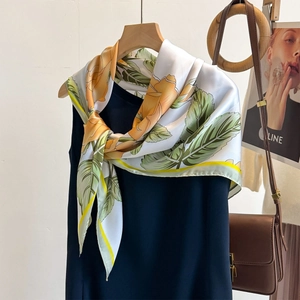 Carré de soie satiné ivoire et jaune avec imprimé floral élégant pour femme mode 2025