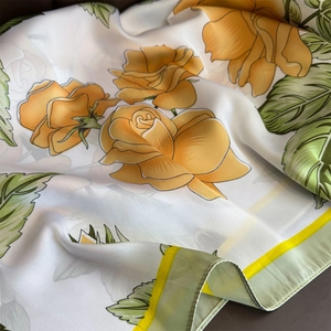Carré de soie satiné élégant avec imprimé roses jaunes et feuilles vertes sur fond blanc