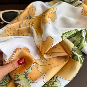 Carré de soie satiné avec imprimé floral jaune éclatant et finition brillante