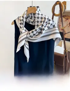 Detailansicht des schwarz-weißen Blumenmusters auf hochwertigem Seidenschal aus Twill