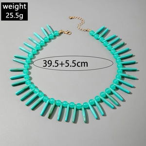 Collier bohème en perles turquoise et breloques acryliques, 39,5 cm, poids 25,5 g