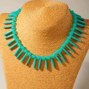 Collier bohème en perles d'acrylique turquoise avec longs pendentifs plats sur mannequin