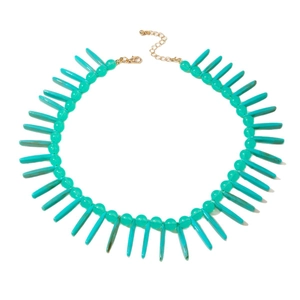 Collier plastron bohème avec perles turquoise et pointes dorées sur fond blanc neutre