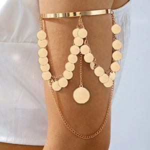 Détail de la bague de bras bohème dorée avec glands métalliques et sequins ronds brillants