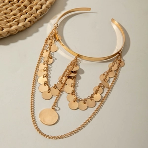 Vue détaillée du bracelet de bras style western doré avec franges et pièces en métal