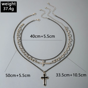Détail de colliers superposés à trois couches avec croix en émail noir et argent