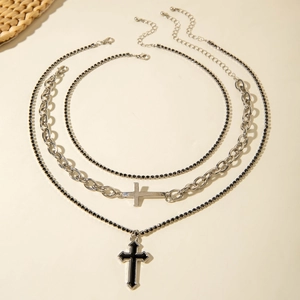 Ensemble de colliers gothiques multicouches avec croix argentées et chaînes de pierres noires