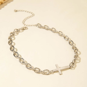 Vue détaillée du collier croix en argent avec chaîne à maillons épais et métal poli