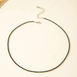 Détail d'un collier tennis noir minimaliste avec pierres carrées et fermoir mousqueton