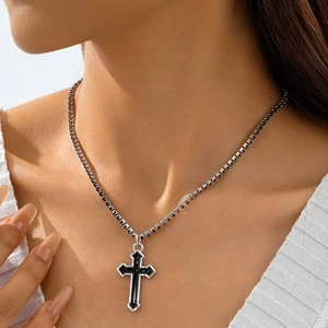 Collier à pendentif croix évidée gothique avec chaîne à billes argentée sur mannequin