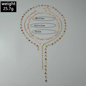 Dettaglio collana multistrato dorata con pietre a cuore e ciondolo a croce, 25,7g